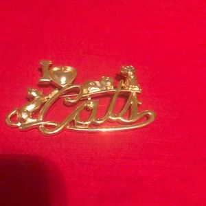 Gold tone Pin with Cats 🐈 on it